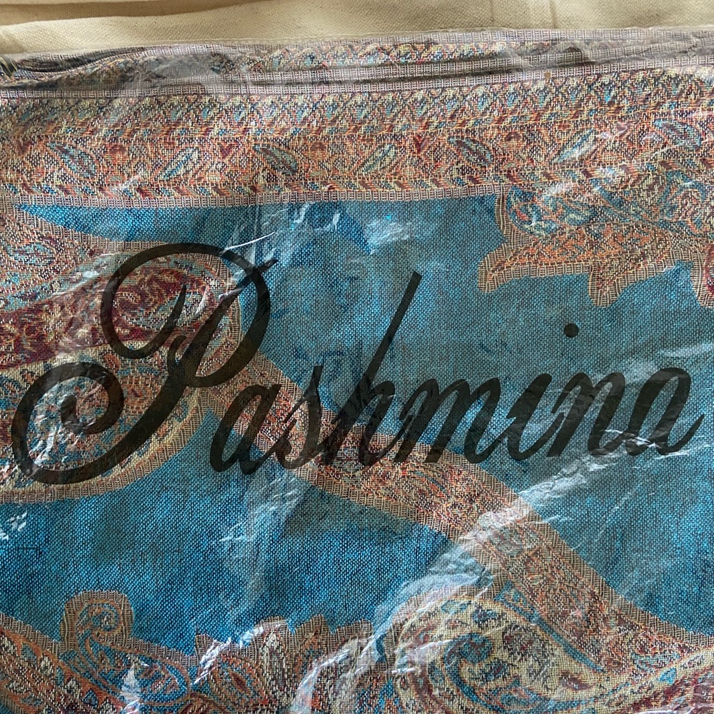 Turquoise Paisley Patterned Pashmina - Picture 6 of 6
